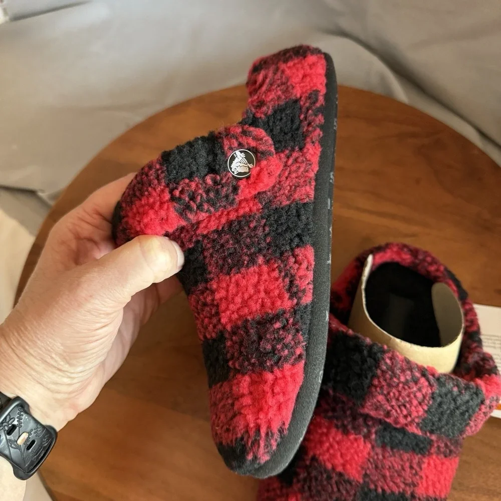 Crocs Classic Cozzzy Classic Buffalo Check Slippers‎ Junior Size 3 Red/Blk Plaid